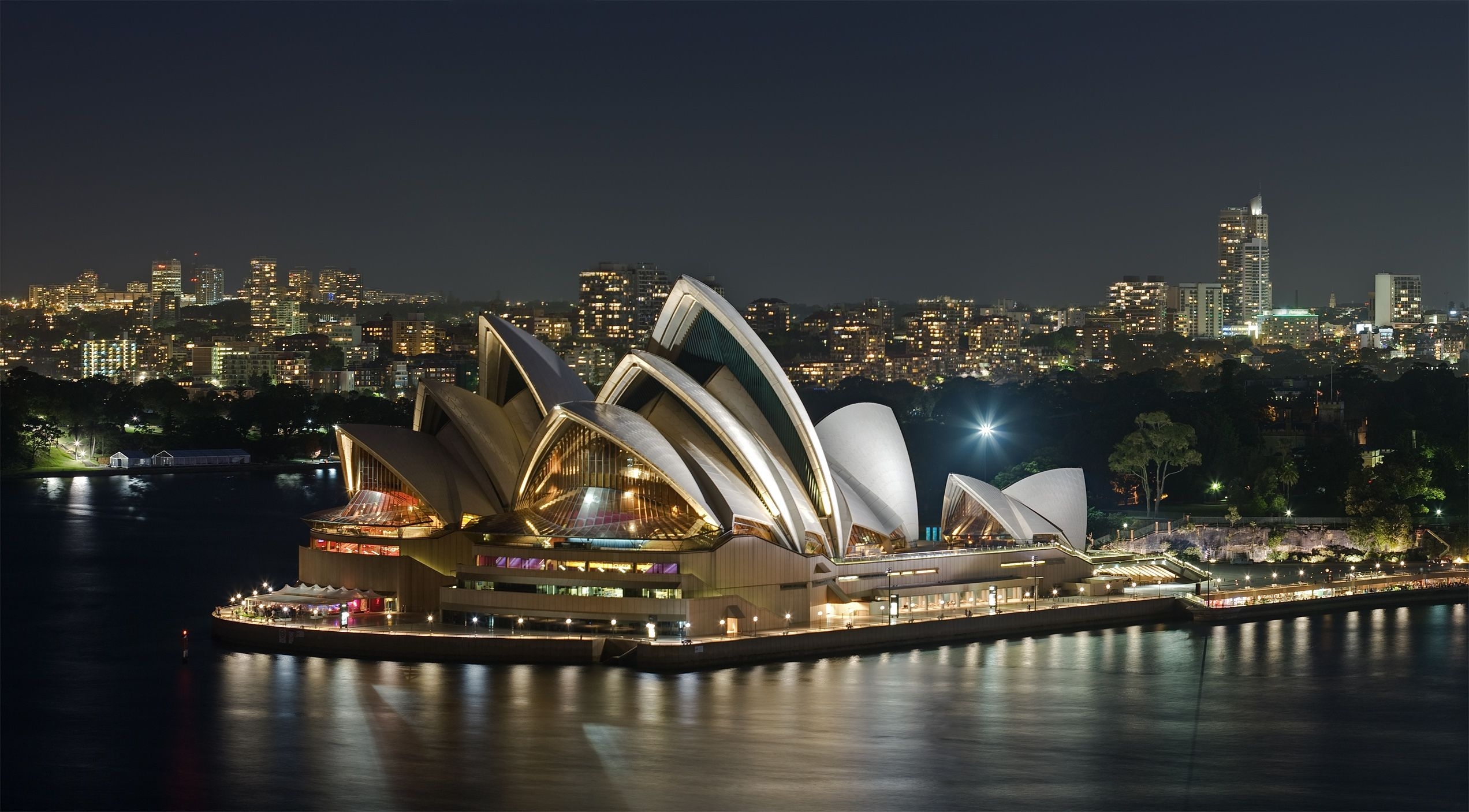 Sydney-Ayers Rock-Cairns-Auckland-Fiji